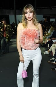 suki-waterhouse-at-jw-anderson-show-at-london-fashion-week-09-16-2023-4.jpg