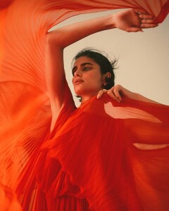 taylor-hill-for-harper-s-bazaar-greece-october-2023-issue-5.thumb.jpg.1d2342299d1e1b590fa12d89ac602bdc.jpg