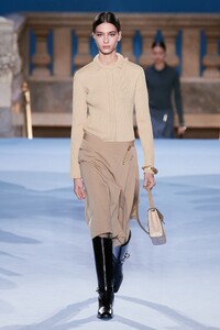 00001-tory-burch-fall-2023-ready-to-wear-credit-gorunway.thumb.jpg.f4c1ca8a679e17912447ed8918e42e54.jpg