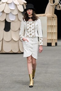 00002-chanel-spring-2023-couture-gorunway.thumb.jpg.a93a936c62067b3dc11aeae743868aa8.jpg