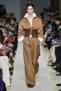 00002-max-mara-fall-2023-ready-to-wear-credit-gorunway.thumb.jpg.18ebe0929b6b4a30ad7298064be14a9f.jpg