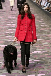 00004-chanel-fall-2023-couture-credit-gorunway.thumb.jpg.117f8fc4f408eaca5df58f3e10fbec9f.jpg