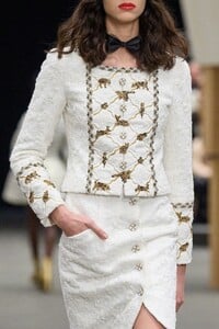 00005-chanel-spring-2023-couture-detail-gorunway(1).thumb.jpg.8c7e18bf36ba739e17fd11ffc94ec4c7.jpg