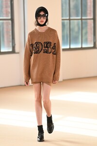 00008-Max-Mara-Fall-21-RTW.thumb.jpg.d177af54dc1401c693e7e43b30c5c694.jpg