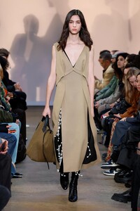 00008-proenza-schouler-fall-ready-to-wear-credit-jonas-gustavsson.thumb.jpg.6384840c36c1616039aa5523827b9479.jpg