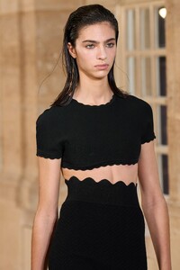 00016-victoria-beckham-spring-2023-ready-to-wear-details-credit-gorunway.jpg