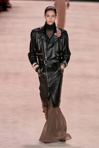 00021-saint-laurent-fall-2022-ready-to-wear-paris-credit-gorunway.thumb.jpg.4230bb8ee267a553a8be7a811740fbe4.jpg