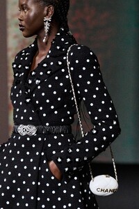 00024-chanel-spring-2023-ready-to-wear-details-credit-gorunway.thumb.jpg.a6c67093df6e17ec37d6ce718368fee1.jpg