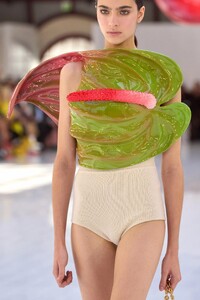 00025-loewe-spring-2023-ready-to-wear-details-credit-gorunway.thumb.jpg.3d3a20364174f9cf502f0404fb2d3239.jpg