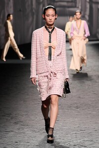 00028-chanel-spring-2023-ready-to-wear-credit-gorunway.thumb.jpg.56ba916e6a58a847ed2c64098784c730.jpg