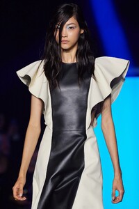 00029-chloe-spring-2023-ready-to-wear-details-credit-gorunway.thumb.jpg.246065ee75acc564d5e8a6826debd200.jpg