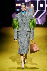 00030-prada-fall-2022-ready-to-wear-milan-credit-alessandro-lucioni-gorunway.thumb.jpg.ff4e0ca6d51895de9b6ade112841bf15.jpg