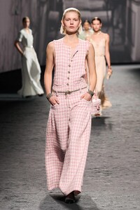 00031-chanel-spring-2023-ready-to-wear-credit-gorunway.thumb.jpg.b93d20c4674c6e17d7a6501b45979fa3.jpg