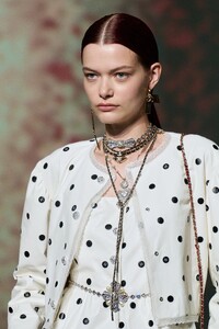 00032-chanel-spring-2023-ready-to-wear-details-credit-gorunway.thumb.jpg.2554001dc1816a53b0ae24a6d424a730.jpg