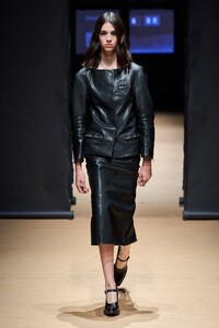 00032-prada-spring-2023-ready-to-wear-credit-gorunway.thumb.jpg.59b63c9c39c4e6384be84c5fe83d850c.jpg