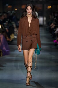 00033-Valentino-Spring-22-RTW-Paris-credit-gorunway.thumb.jpg.ff2f10b36dea433146f00fbbb634ac75.jpg