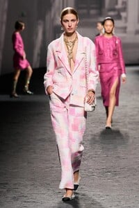 00039-chanel-spring-2023-ready-to-wear-credit-gorunway.thumb.jpg.cc0fbff4f0585842d15da4981af0162b.jpg