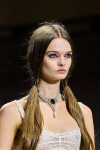 00041-christian-dior-spring-2023-ready-to-wear-details-credit-gorunway.thumb.jpg.0a3ed0cc03597e050751e3e131a20eed.jpg