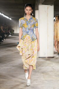 00043-dries-van-noten-spring-2023-ready-to-wear-credit-gorunway.thumb.jpg.0b5a0a6c0578a6c681d8a3648021525e.jpg