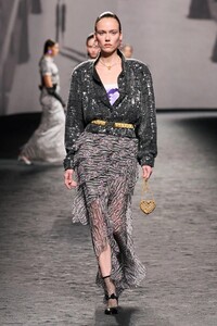 00045-chanel-spring-2023-ready-to-wear-credit-gorunway.thumb.jpg.98e19ea0eb0950f295f467cba4ba784f.jpg