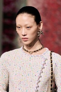 00047-chanel-spring-2023-ready-to-wear-details-credit-gorunway.thumb.jpg.d6378c0c5ff9dc9735881b48f0f38061.jpg