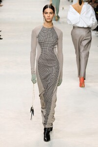 00050-fendi-spring-2024-ready-to-wear-credit-gorunway.thumb.jpg.0f7f6756fe6b9f892be83a89b3594b38.jpg