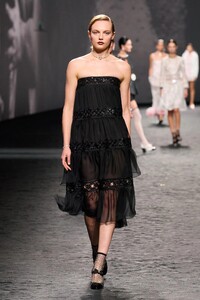 00065-chanel-spring-2023-ready-to-wear-credit-gorunway.thumb.jpg.bf7d3148b0a8302c0f81cf14a365cfbb.jpg