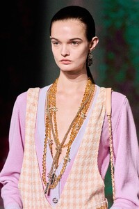 00072-chanel-spring-2023-ready-to-wear-details-credit-gorunway.thumb.jpg.0a00b46b33045be244854255a657de98.jpg