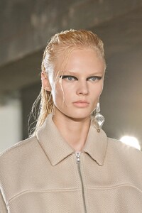 00073-dries-van-noten-spring-2023-ready-to-wear-details-credit-gorunway.thumb.jpg.6a0d66039672e6c7591d43bf02950d58.jpg