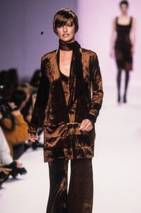 1112864897_AnnaSui1996WomenRTW41.jpg.7a93b28289b88addbf44c0ef55fdb5c0.jpg