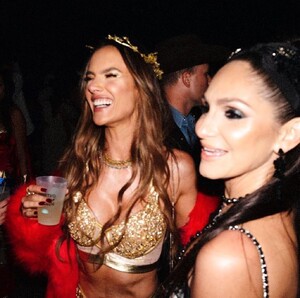 [2023.10.30] alessandraambrosio_395640702_18397170778000670_670187910258042923_n.jpg