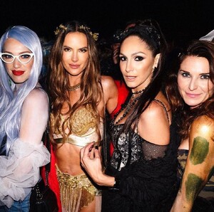 [2023.10.30] alessandraambrosio_396280702_18397170790000670_2058494295546367550_n.jpg