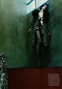 ARCHIVIO-VogueItalia(September2004)-NewestWaysToLook-004.thumb.jpg.bd6409521f625be10e8cafc6feb52ac8.jpg