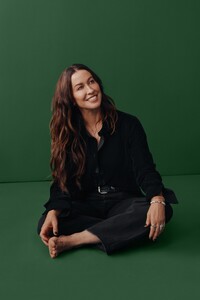 Alanis-Morissette-Gap-Holiday-2023-Ad-Campaign.jpg