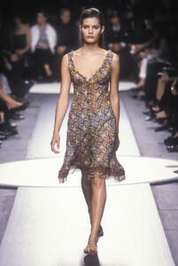 AlbertaFerretti2000WomenRTW34.thumb.jpg.e0d49497c722d642a43323ae0953c905.jpg