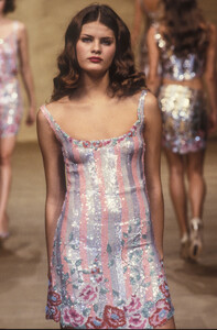 Blumarine2000WomenRTW17.thumb.jpg.92083d98fc452a1473e22a1c37520e45.jpg