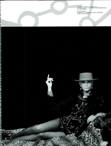 Caminata_Moschino_Spring_Summer_1985_20.thumb.png.359ece3b651a15cb2a25868558b07072.png