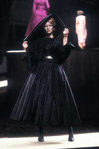 Chanel2000HauteCouture37.thumb.jpg.17f74e90702e661abed5e4247ea2182b.jpg