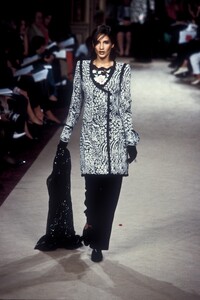 EmanuelUngaro1996HauteCouture9.thumb.jpg.0917bae5a877af28228d2f883d827cc6.jpg