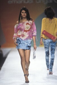 EmanuelUngaro2000WomenRTW3.thumb.jpg.48e8a406b6c20f5f0820ee71b9d093f4.jpg