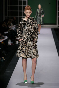 EmanuelUngaro2005WomenRTW38.thumb.jpg.6107ae9813c406a6e079fce2ba4dccb9.jpg