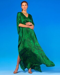 EsmeraldaSilkKaftaninMalachite_2886_lores_be2da89a-7e37-47e9-b184-11701eeb8c49.jpg