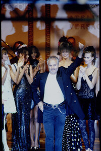 Fashion Show Versace aw 1993 (5).jpg