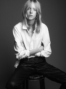 Franziska Frings 42_THEHIVE_MODELS_FRANZI FRINGS_BOOK.jpg