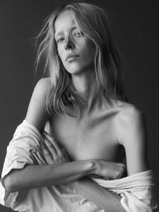 Franziska Frings 43_THEHIVE_MODELS_FRANZI FRINGS_BOOK.jpg