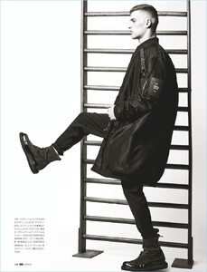 GQ-Japan-2017-Editorial-Athleisure-005.thumb.jpg.a1b11e4c70a09a36ac454ce13174f887.jpg