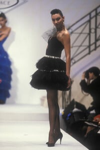 GianniVersace1990HauteCouture18.thumb.jpg.58f7f05074b2097edbbe4d4d78c7142d.jpg