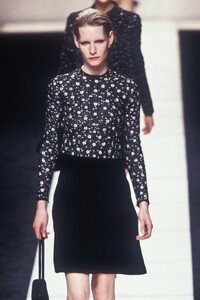 GiorgioArmani1996WomenRTW145.thumb.jpg.6241a7c78d106648ba4488d31a89df77.jpg