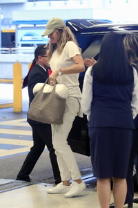 Gisele-Bundchen-is-all-smiles-as-she-arrives-for-a-flight-out-of-Miami-International-Airport-Florida-251023_2.jpg