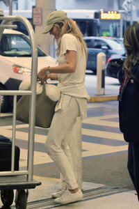 Gisele-Bundchen-is-all-smiles-as-she-arrives-for-a-flight-out-of-Miami-International-Airport-Florida-251023_3.jpg